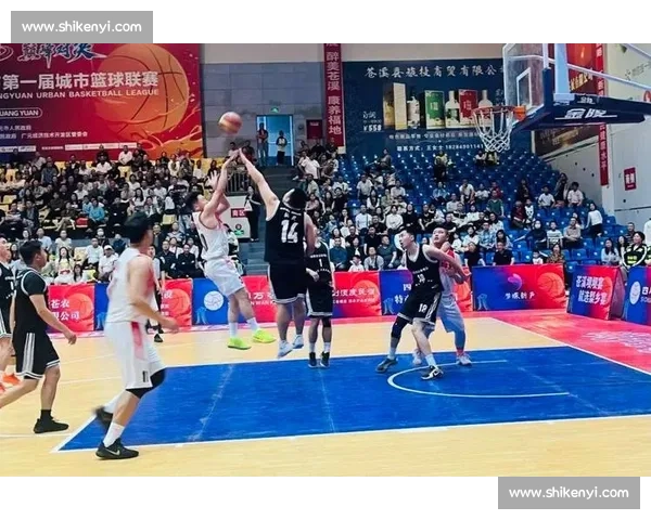 激烈对决瞬间定格 篮球赛场智慧与速度的较量